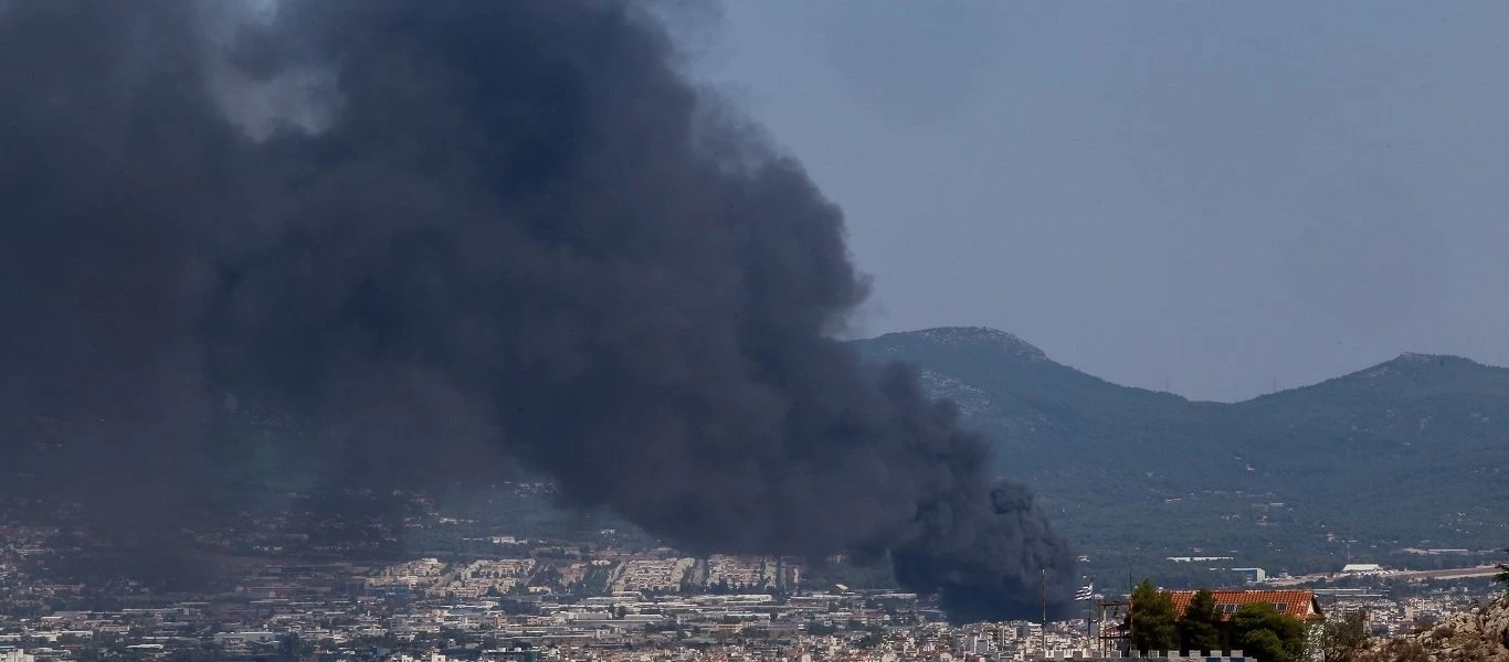 Φωτιά στη Μεταμόρφωση: Τοξικός καπνός πάνω από την Αθήνα - Τι να κάνουν οι κάτοικοι για να προφυλαχθούν